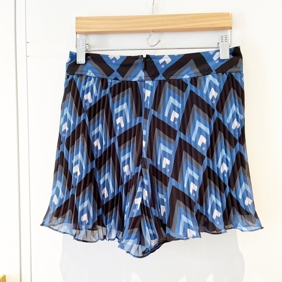 BNWOT Club Monaco knife pleat shorts - Picture 4 of 4